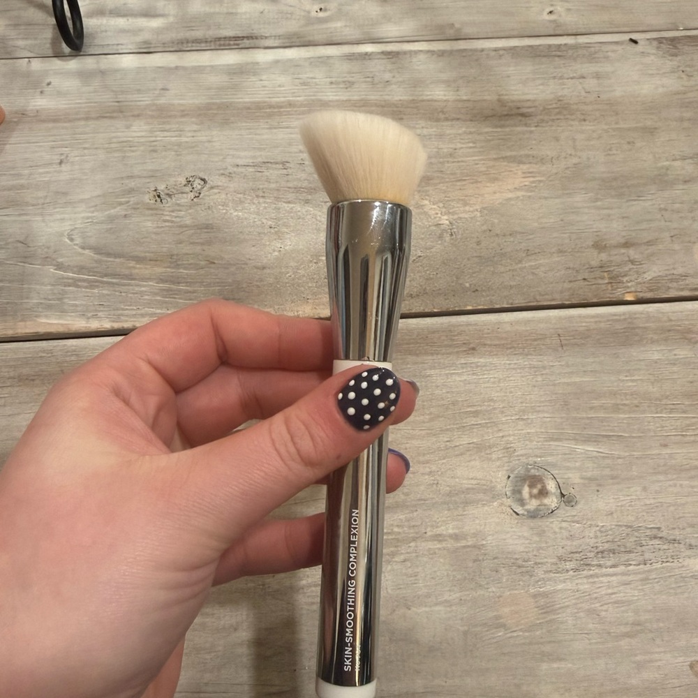 It Cosmetics Silver Makeup Brush